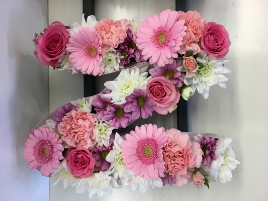 Mixed NANNA funeral lettering in pale pink and white tones. 