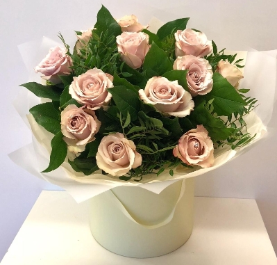 12 champagne coloured luxury roses styled in a luxury hat box, the perfect gift for a lady with class. 