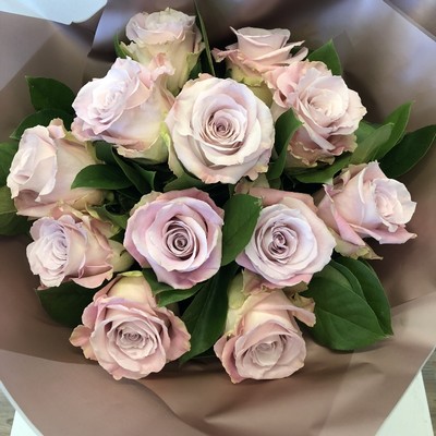 12 Light pink roses, with complimenting foliage's and wrapped in rose gold cellophane and gift bag.