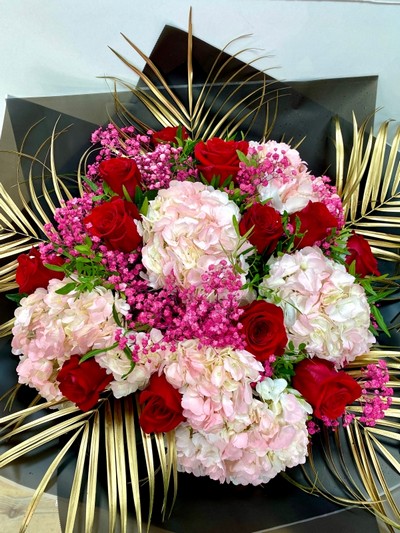 This stunning design is perfect for the princess in your fairy-tale with large headed red roses and beautiful pink hydrangea finished with gold leaf. 