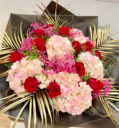 This stunning design is perfect for the princess in your fairy-tale with large headed red roses and beautiful pink hydrangea finished with gold leaf. 