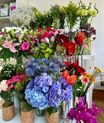 Subscription service offering fresh seasonal bouquets delivered regularly, with the first bouquet in a glass vase and subsequent hand-tied bouquets wrapped for display in a luxury vase. Delivery is free for all following bouquets.