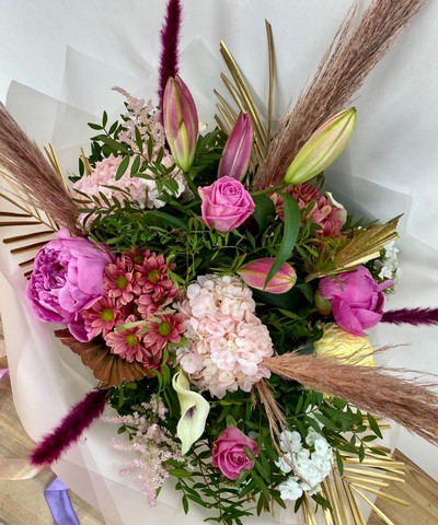 This stunning hand tied has got everyone feeling boujee baby, including hydrangea, pampas grass, roses and loads more finished with lots of ribbons. 