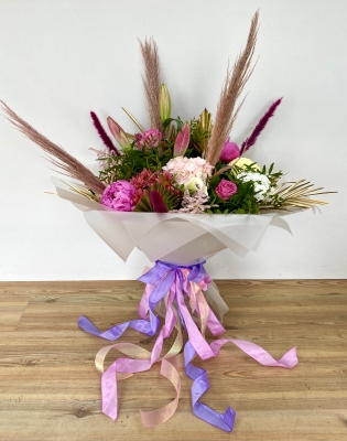 This stunning hand tied has got everyone feeling boujee baby, including hydrangea, pampas grass, roses and loads more finished with lots of ribbons. 