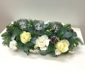 Slim tea light arrangement for your Christmas table. In frosty white and green tones. 