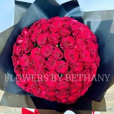 Hand-tied bouquet of 100 luxury large-headed red Freedom roses, wrapped in frosted black cellophane with a large red satin ribbon, and delivered with a FREE XL glass vase. Size: 24 x 24 Inch.