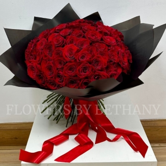 The ultimate bouquet. This design consists of 100 Luxury red freedom roses, perfect presented in our signature wrap and presented in a luxury vase. 