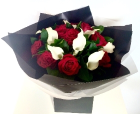 Luxury red roses and pure white calla lilies make for a dramatic bouquet. 