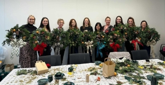 Christmas wreath making workshop at The Grapevine Bar in Romiley, with guests creating fresh foliage wreaths, enjoying mulled wine and mince pies. 3rd December 2025, 6PM. 