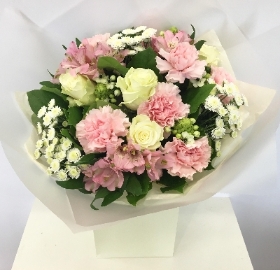 Mixed bouquet in light pink and white tones.
