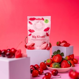 Ask Mummy & Daddy “Big Kisses” fizzy cherry and strawberry vegan gummy lips in a pink gift pouch.