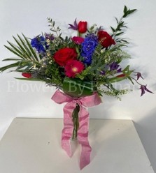 A stunning spring hand tie all perfectly presented in our clear glass vase ready to sit pride of place at home or work. 